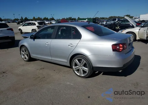 2010 Volkswagen Jetta Limited z USA, uszkodzony, nr VIN 3VWAX7AJ4AM152049